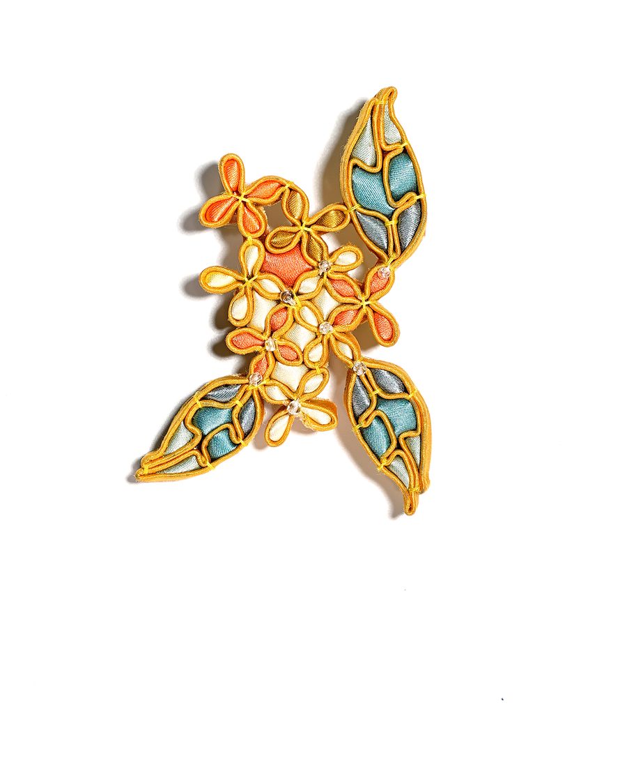 黄蝴蝶盘扣作品